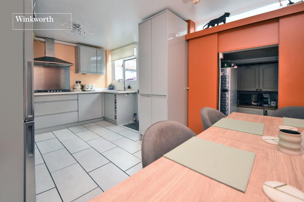 House in Sutton - View 3