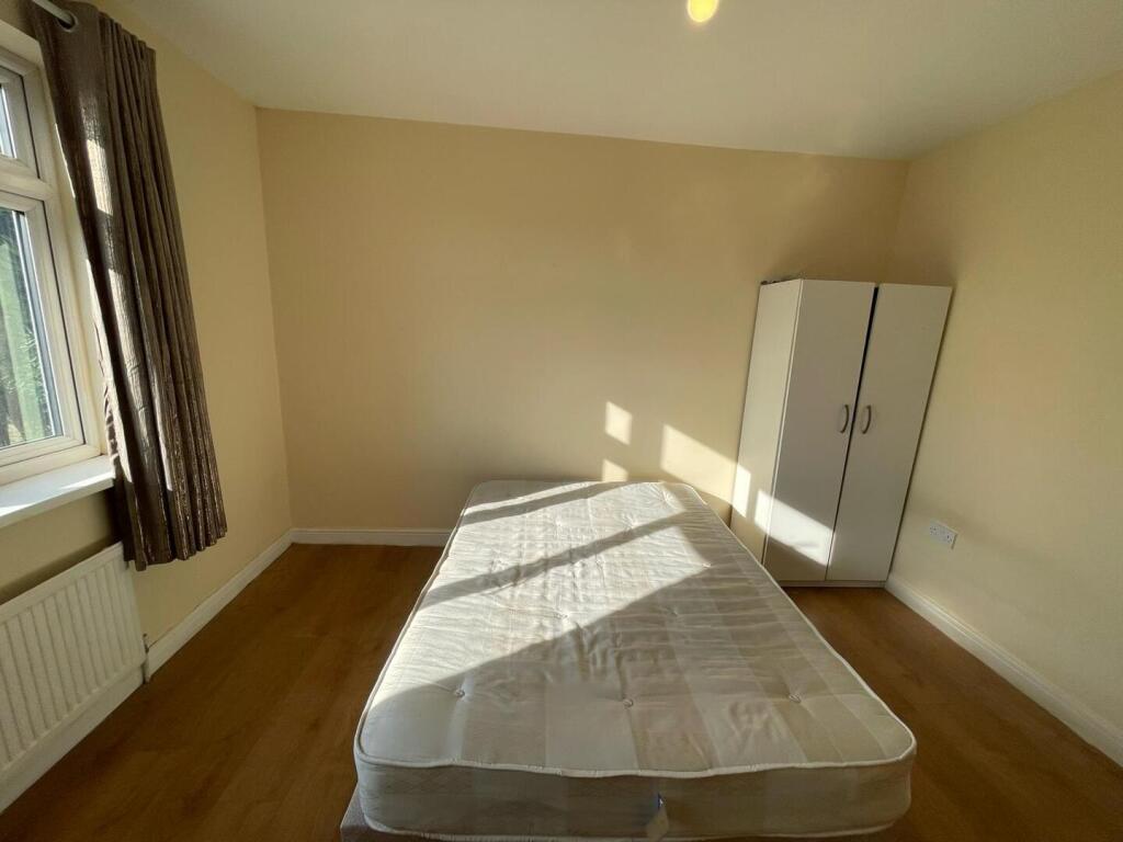 House in London, Morden - View 2