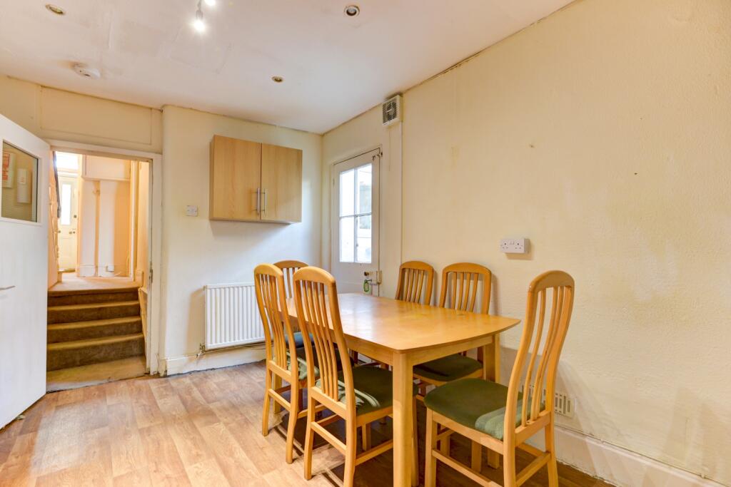 6 bedroom terraced house for rent