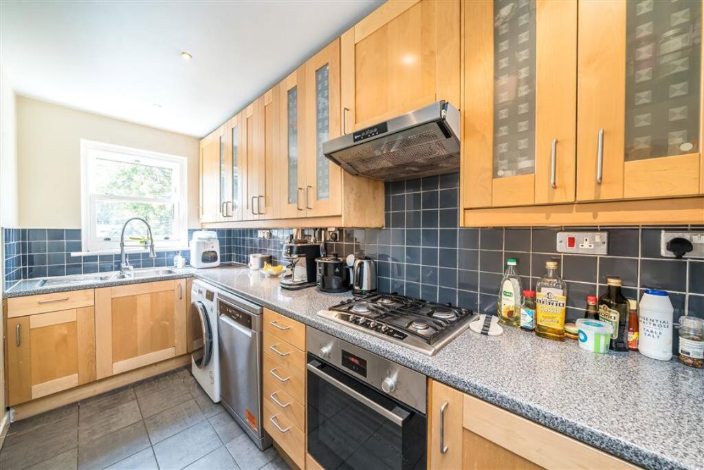 House in London - View 3