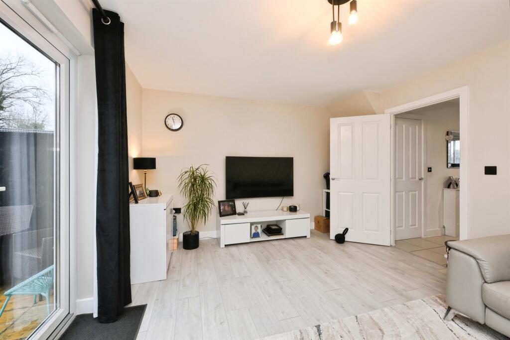 House in Epping Forest, Waltham Abbey - More