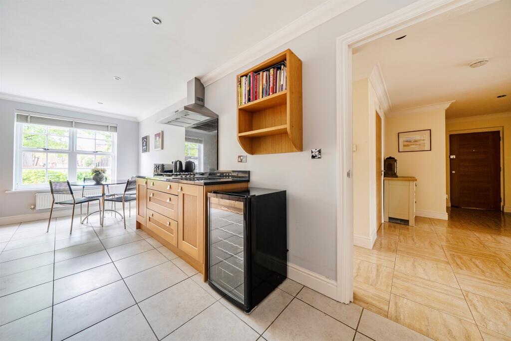 Apartment in Slough, Windsor and Maidenhead - View 4