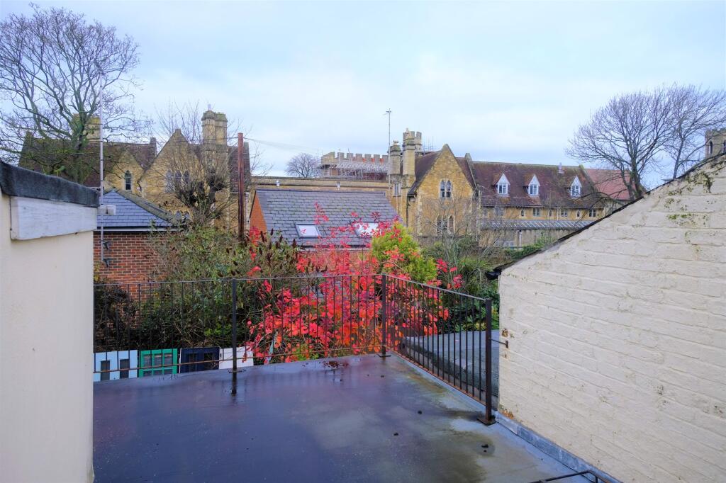 House in Gloucester - View 4
