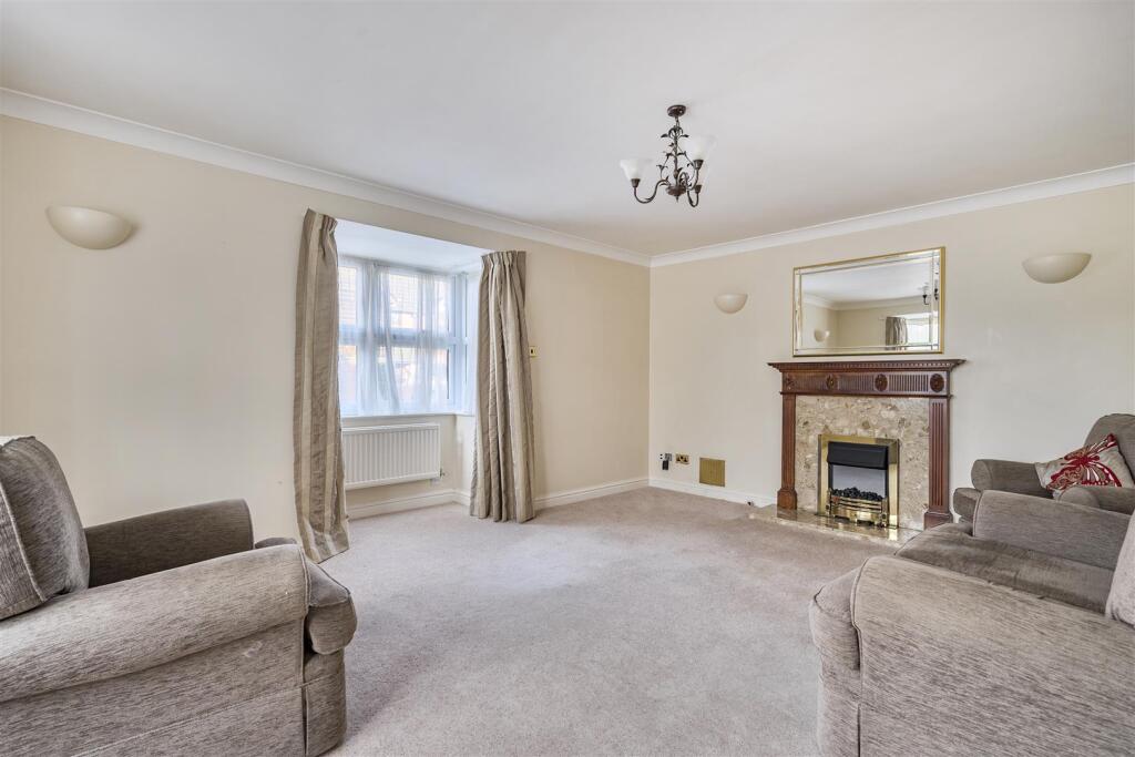 Cedar Close, Worton, Devizes photo 4