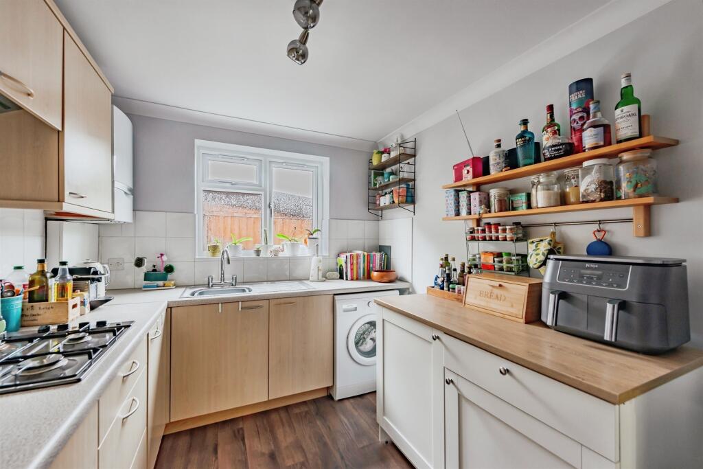 Apartment in Reigate and Banstead, Surrey - More