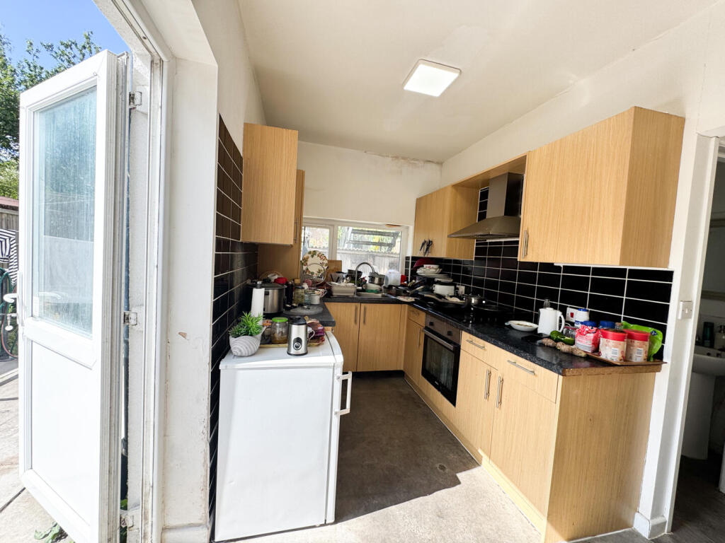 Apartment in Southend-on-Sea, Essex - More