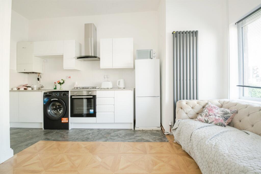 Apartment in Cardiff, Adamsdown - View 6