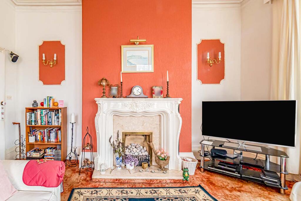 2-bed flat on Valley Road, Scarborough, YO11, £115,000