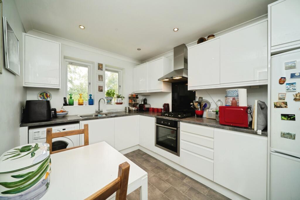 Apartment in Kingston upon Thames - View 3