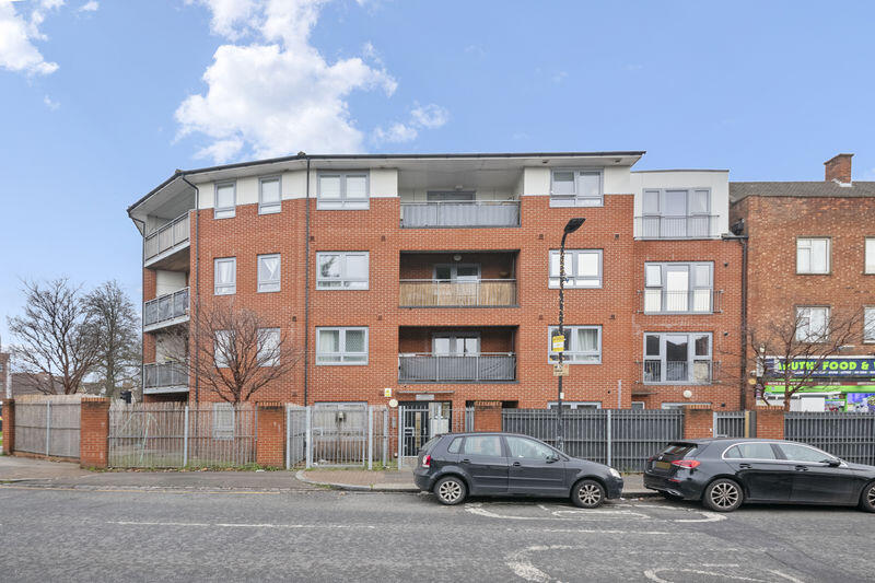 2-bed flat on Palma Court, 631-637 Whitton Avenue West, Greenford, £325,000