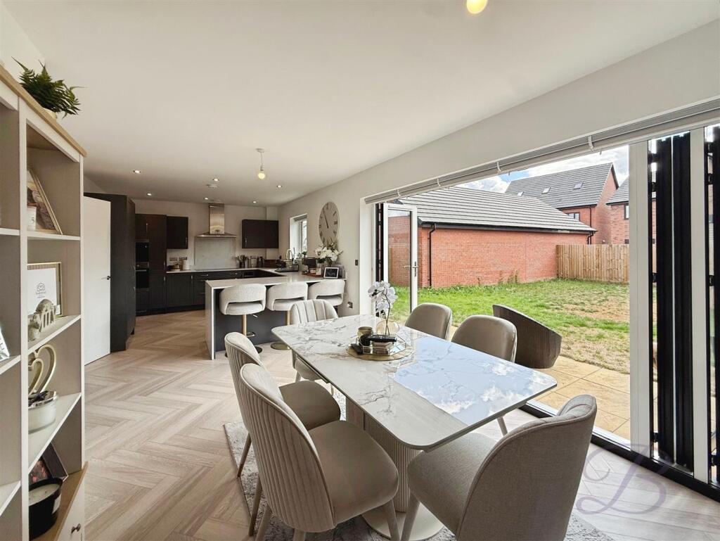 House in Gedling, Nottinghamshire - More