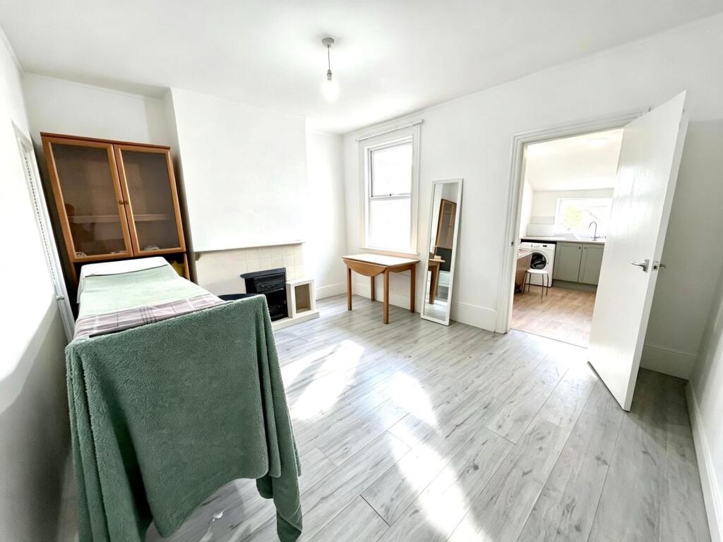 House in Swindon - View 4