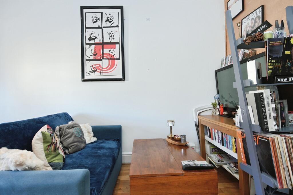 Apartment in Hove, Brunswick - More
