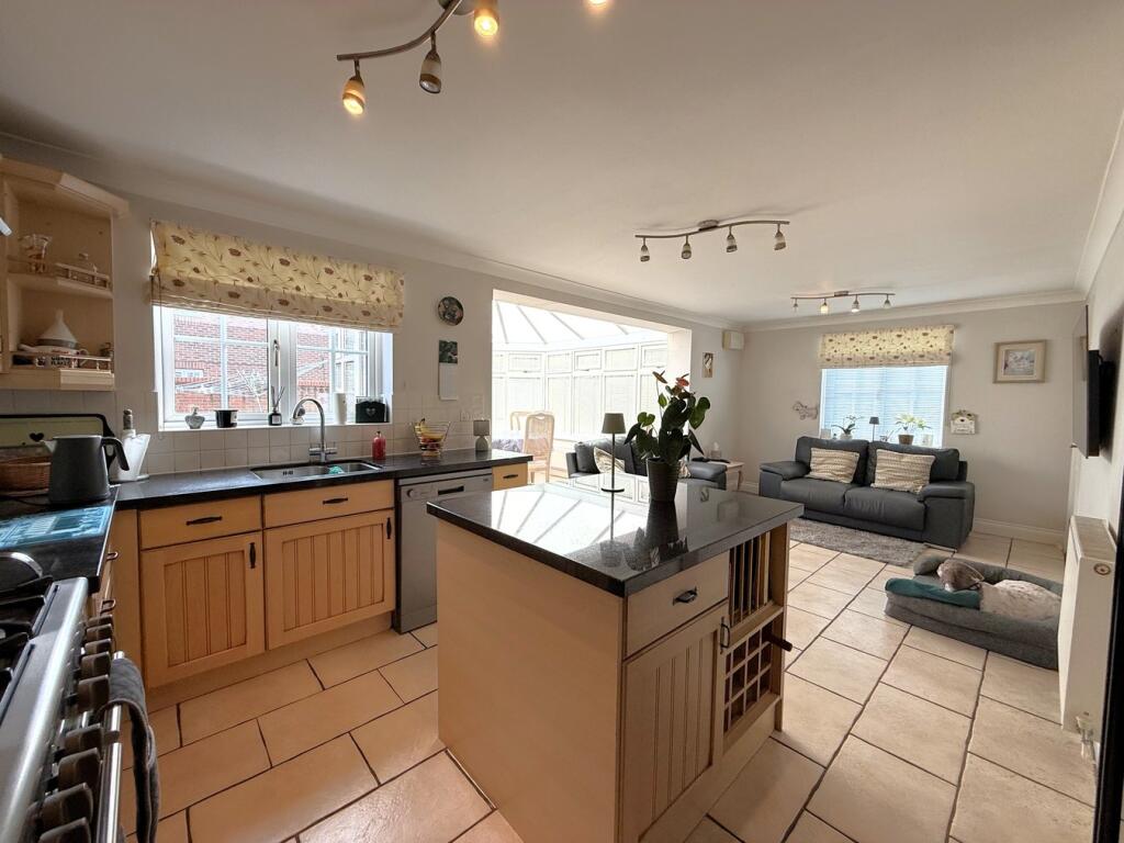 Longmeadow Drive, Wilstead, Bedford, MK45 photo 2