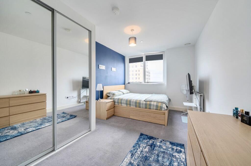 Apartment in Southall - View 4