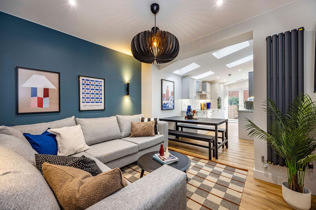 Main image of property: 31 Highfield Road, Nottingham, NG7