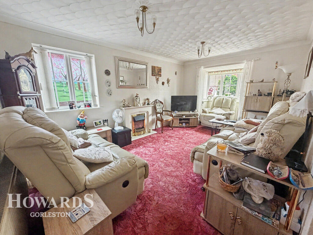 St Andrew Close, Hopton photo 2