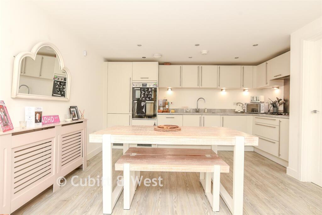 Apartment in Crawley, Lowfield Heath - View 5