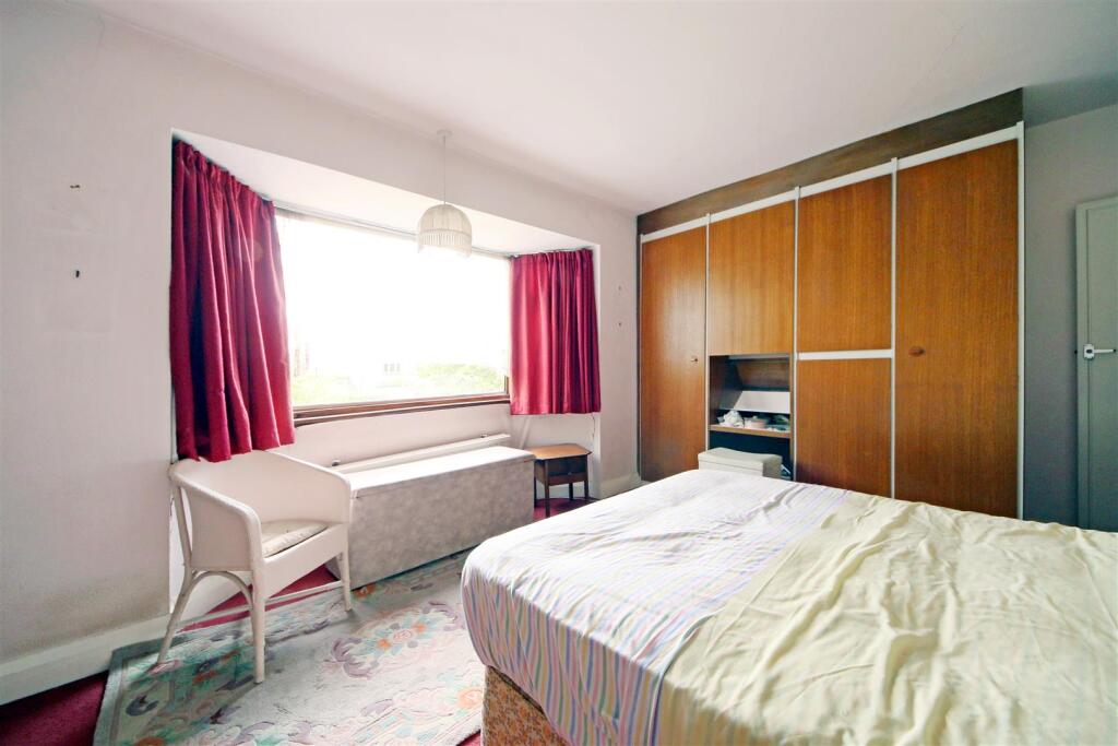 House in Radlett, Battlers Green, Aldenham - More