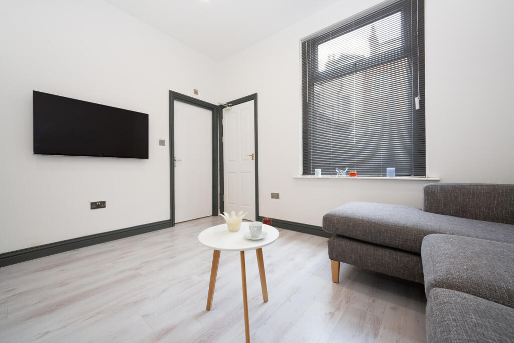 House in Leeds, Little Woodhouse, Hyde Park - More