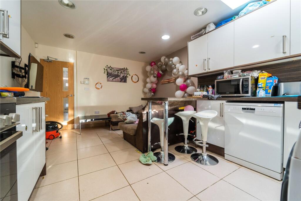 6 bedroom house for rent