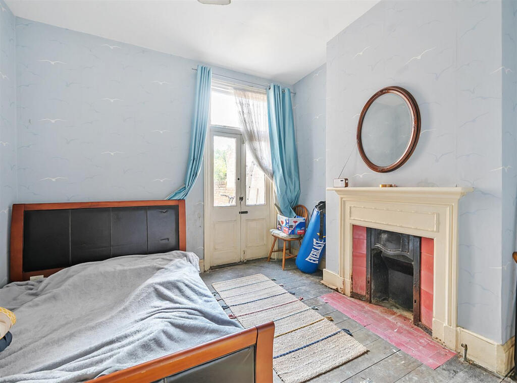 House in London, Leyton - More