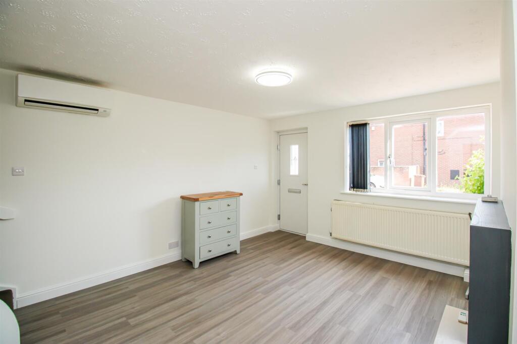 House in Wakefield - View 5