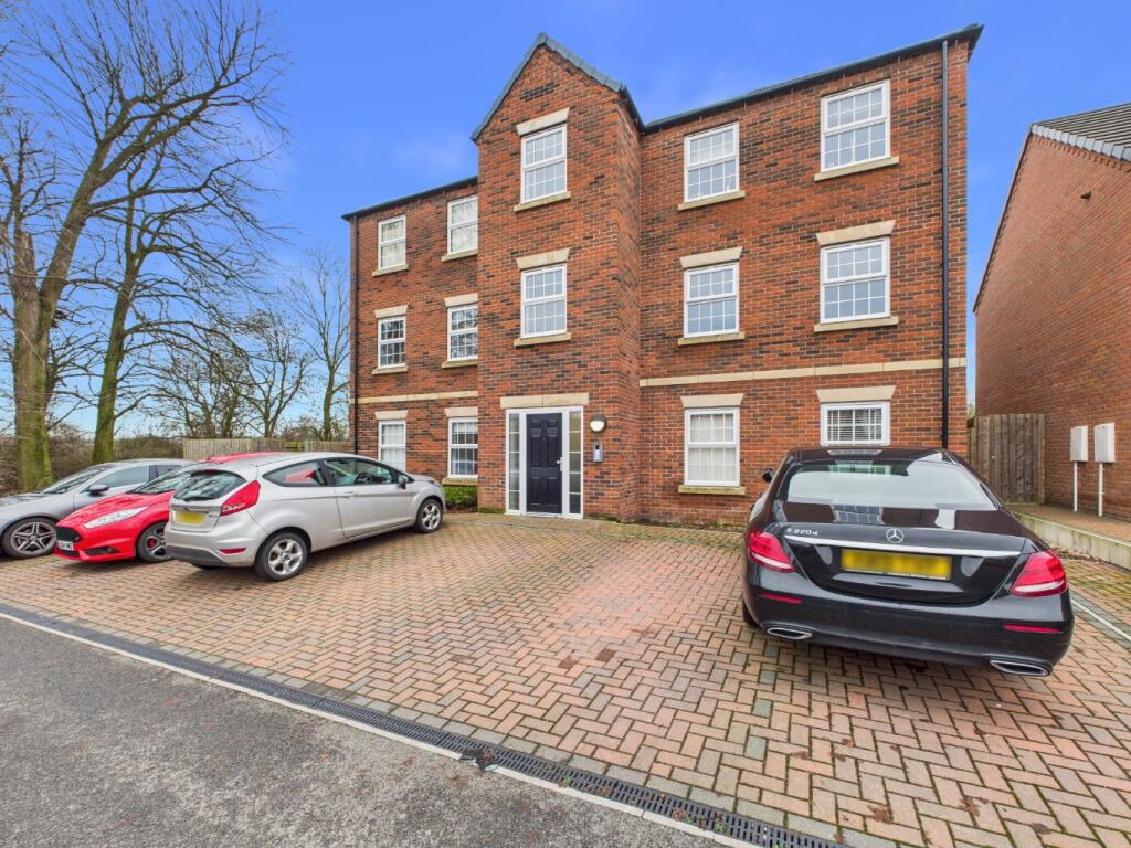 2-bed flat on Vickerman Close, Anlaby, Hull, HU10 7FS, £140,000