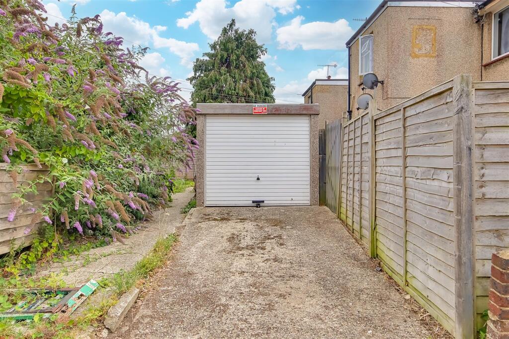 South Farm Road, Broadwater, BN14 - View 3