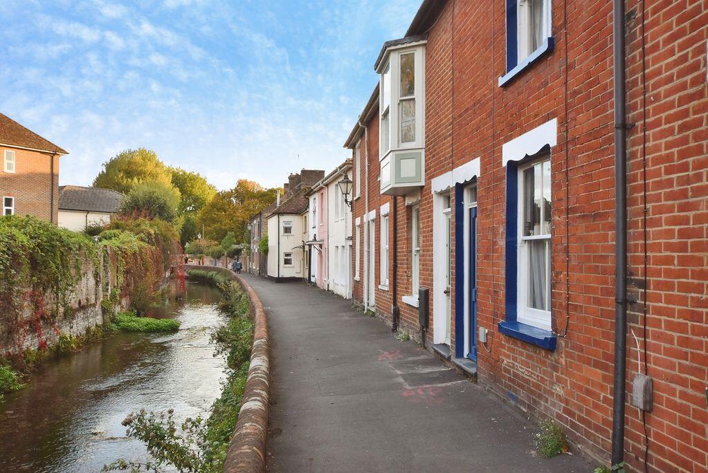 2-bed terraced on Water Lane, Salisbury             ***VIDEO TOUR***, £240,000