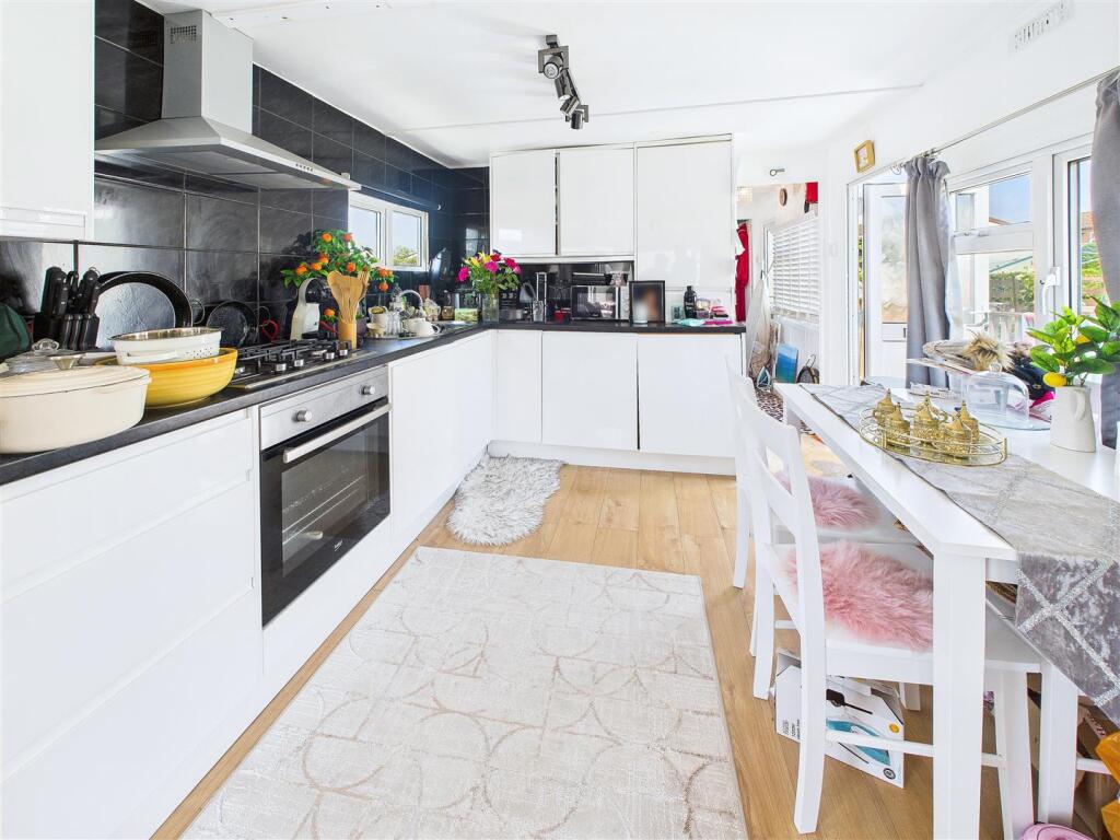 Lower Dunton Road, Dunton, Brentwood photo 2