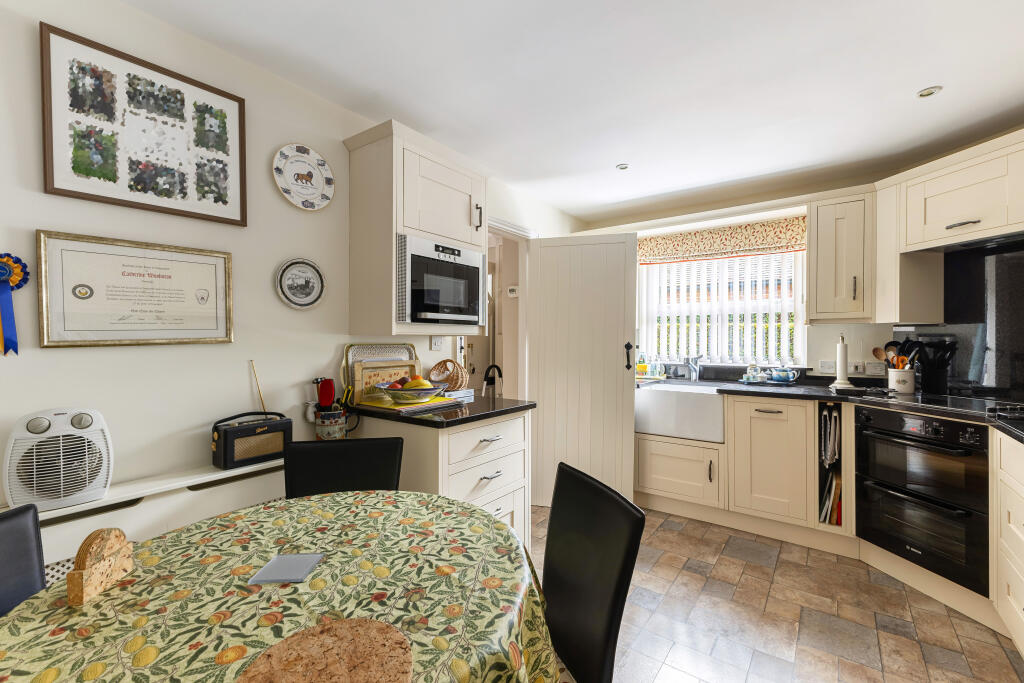 Lancaster House Mews, High Street, Hungerford, West Berkshire photo 4