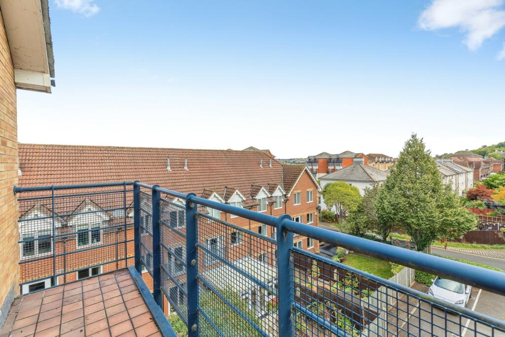 Apartment in Rochester, Kent - More