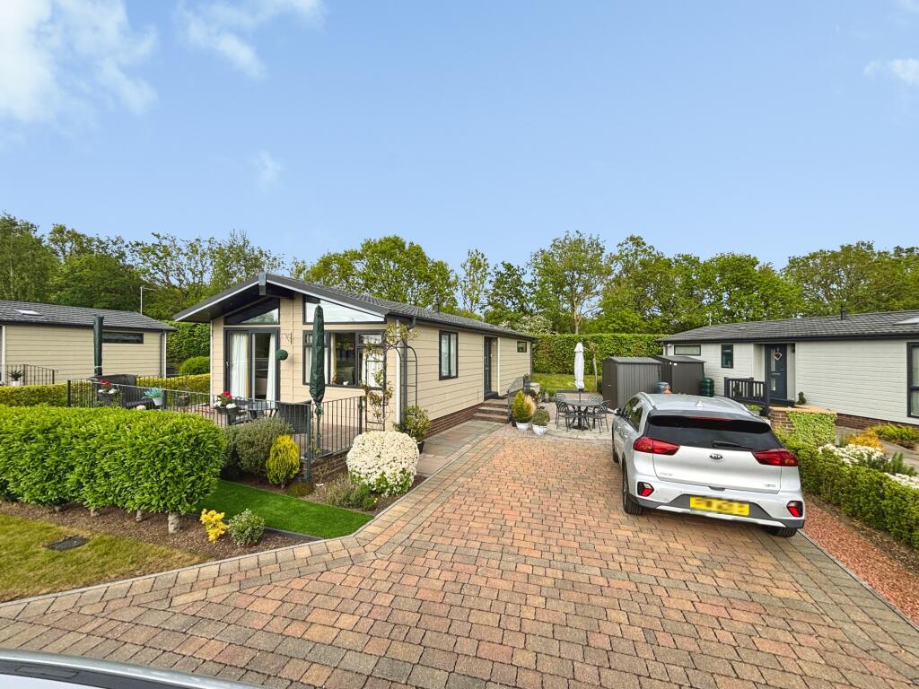 2-bed caravan on Bay Willow Road, Burton Waters, LN1, £275,000