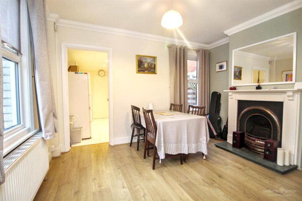 House in Reading, Dee Park - More