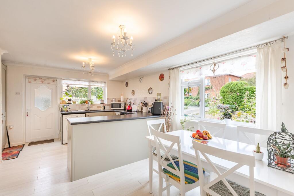 A Garden-Lover’s Detached Hideaway in Leafy Briston photo 4