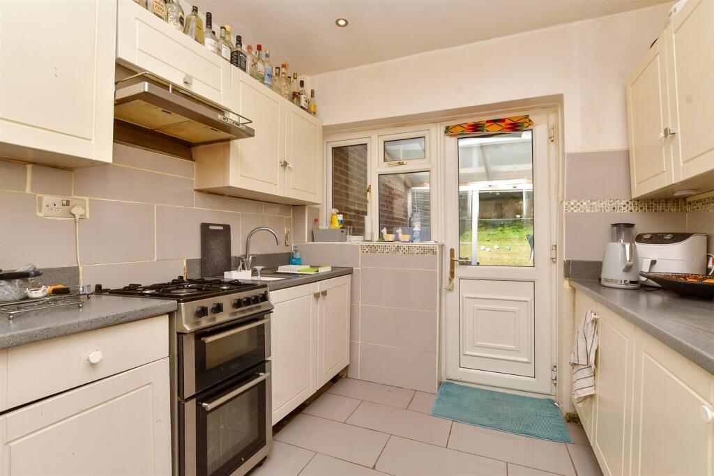 Greenhill Avenue, Caterham, Surrey photo 4