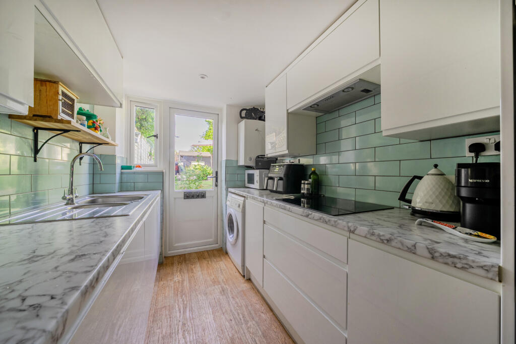 House in Thatcham, Colthrop - More