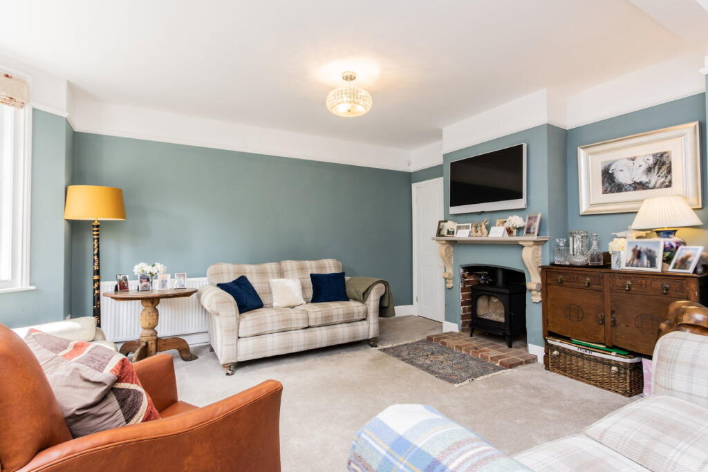 House in Tunbridge Wells, Hawkhurst - More