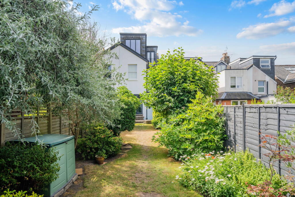House in Reigate and Banstead, Surrey - View 4