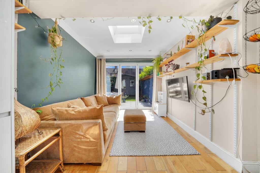 Apartment in London, Leyton - More
