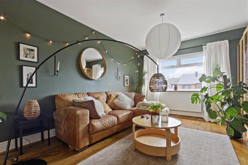 House in Leeds, West Carlton, Shaw Lane - View 5