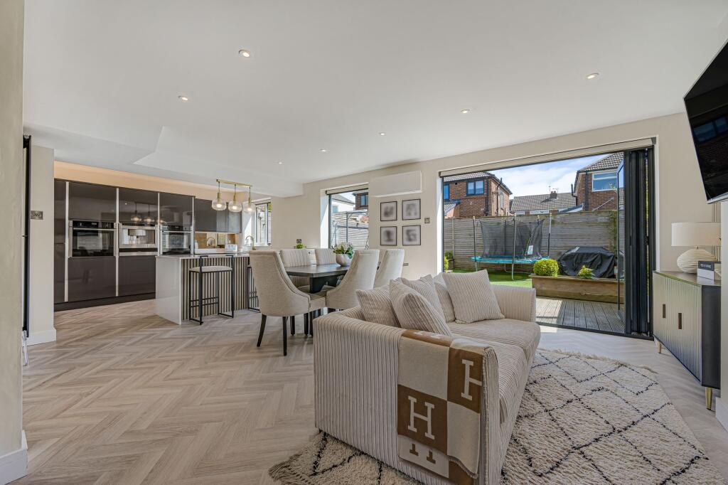 Brookside Crescent, Greenmount, BL8 photo 4