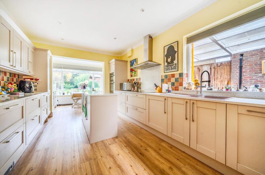 Buckingham Avenue, Whetstone photo 4