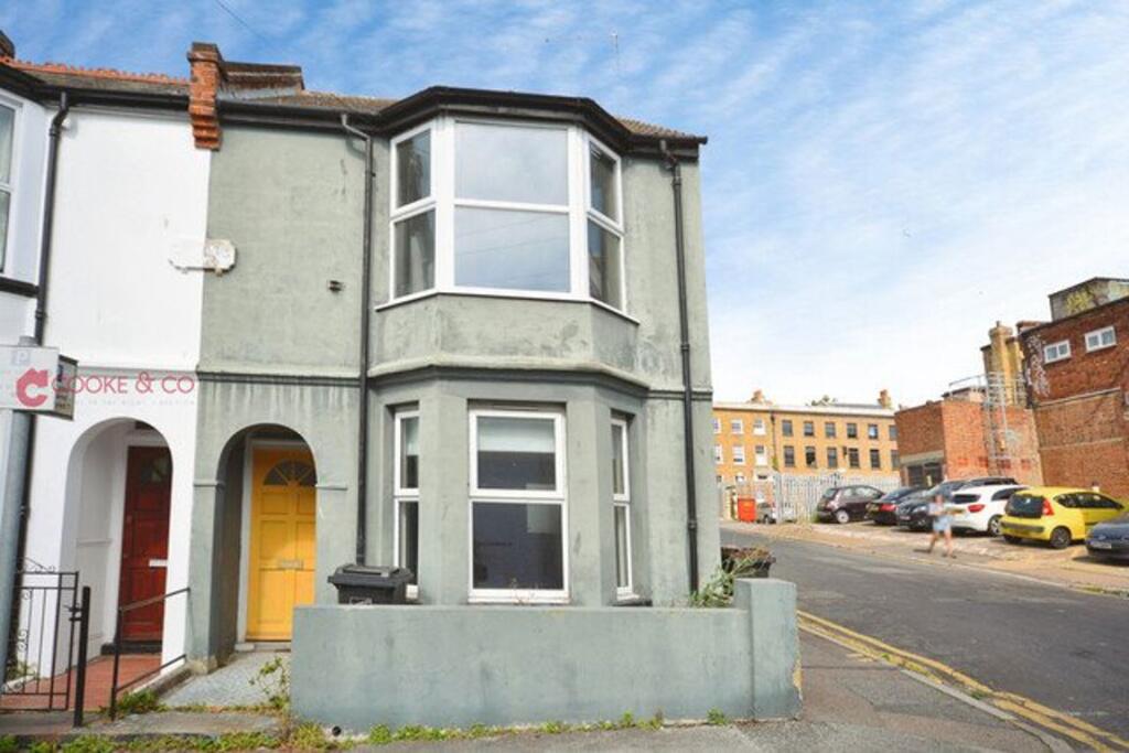 Main image of property: Dundonald Road, Broadstairs, CT10 1PE