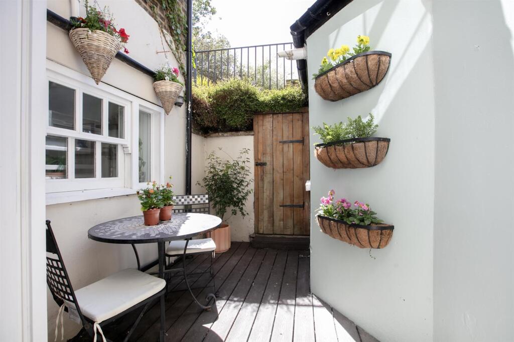 Camberwell Grove, Camberwell, SE5 - View 2
