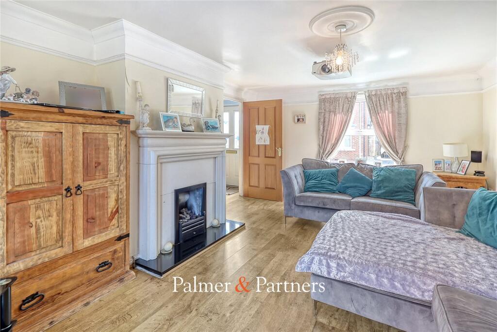 House in Chelmsford, Chancellor Park, Chelmer - View 2