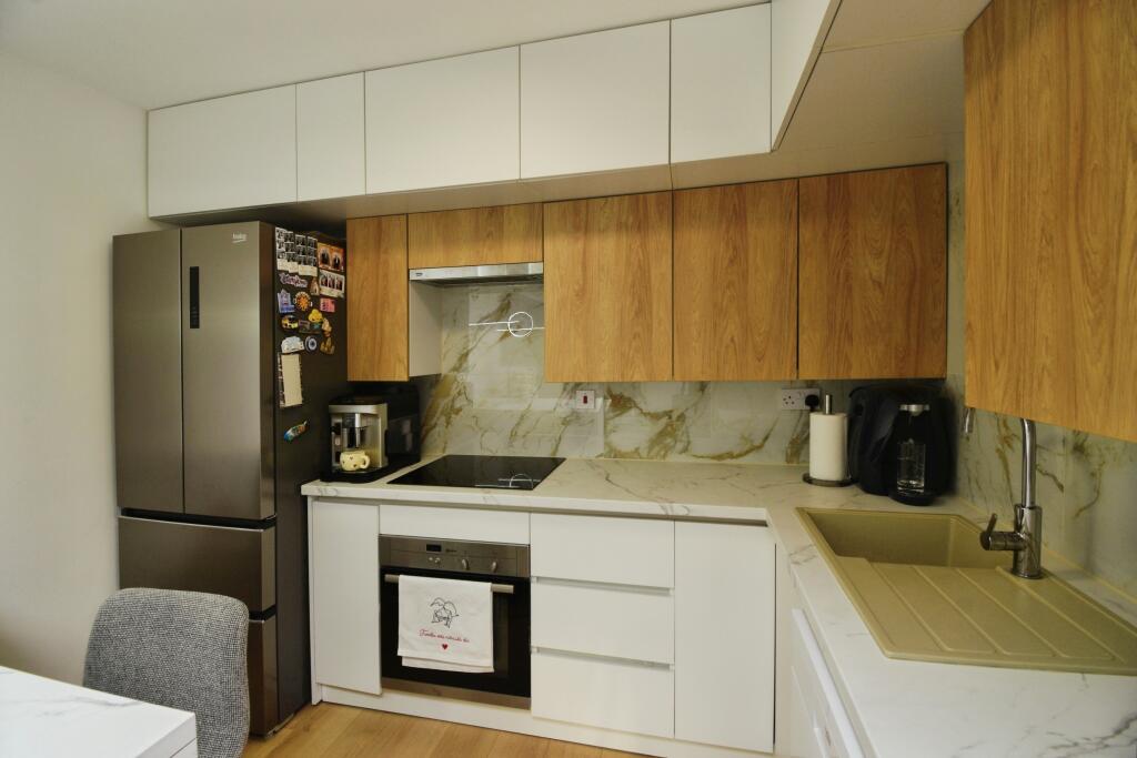 Apartment in Ilford - More