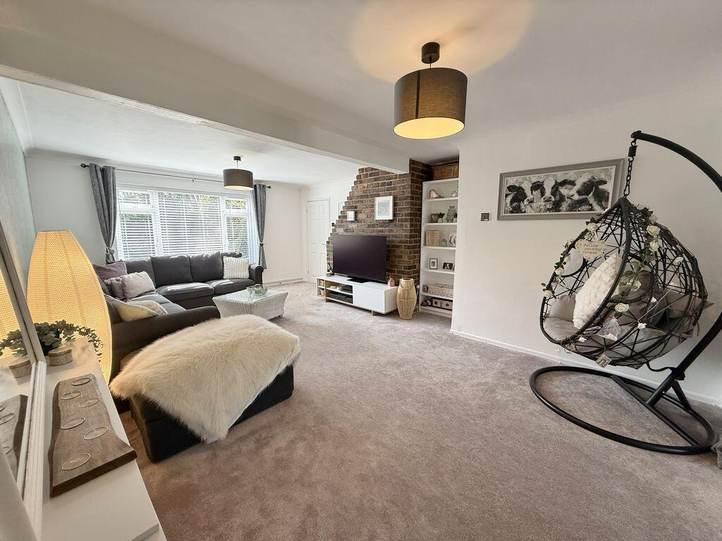 Redwood Close, Wing photo 2