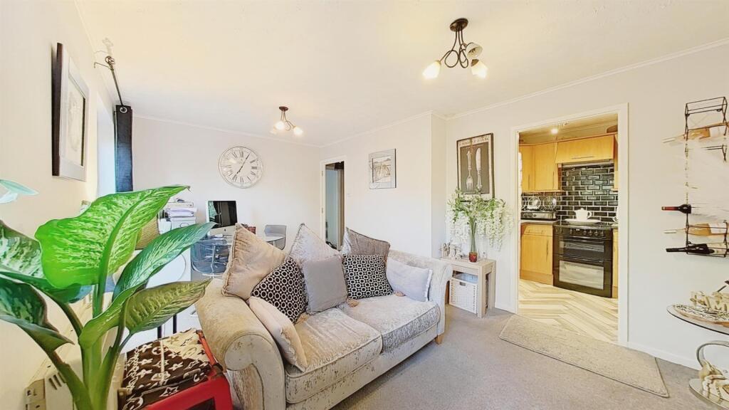 Winston Close, Greenhithe photo 4